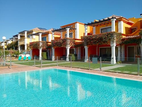 une grande piscine en face d'un bâtiment dans l'établissement Anis Lux Tavira Residence Villa 5Q, à Luz de Tavira