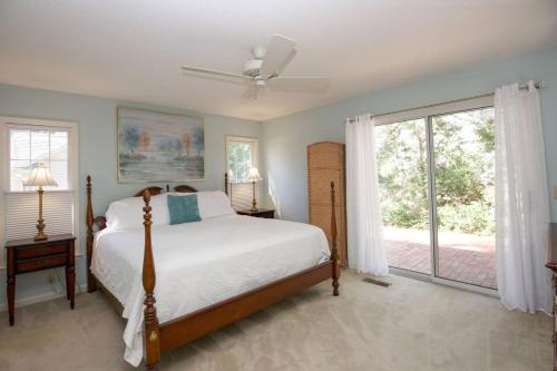 een slaapkamer met een bed en een groot raam bij Sleeps 6- in Pinehurst in Pinehurst