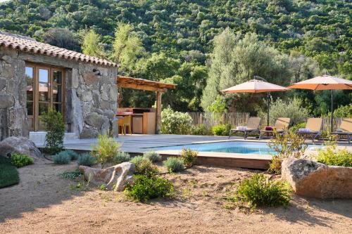 une villa avec piscine et une maison dans l'établissement Résidence Vista Blu, à Conca