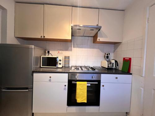 Kuchyň nebo kuchyňský kout v ubytování Visit Luton With This 2 BR Rental - Sleeps 6