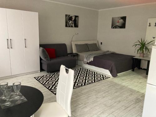 sala de estar con cama y sofá en Apartments on Gagarina, en Vínnytsia