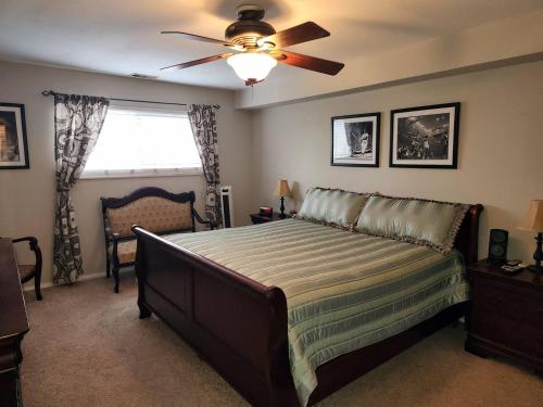 um quarto com uma cama e uma ventoinha de tecto em Beautiful Apt, Woffice Area 2br, Long Term em Elkins Park