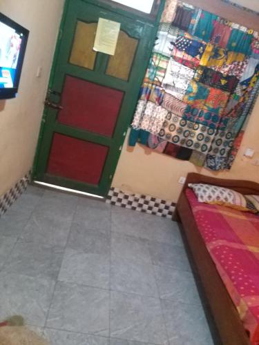 Katil atau katil-katil dalam bilik di Akomapa Village