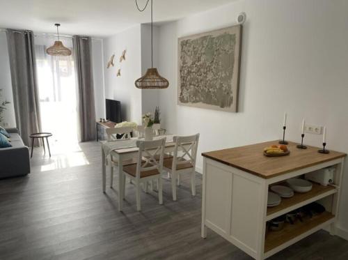 cocina y sala de estar con mesa y sillas en Apartamento Ginestar en Malaga, en Málaga