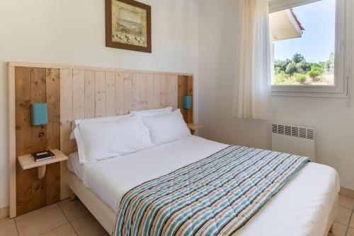A bed or beds in a room at Lagrange Vacances L'Estuaire