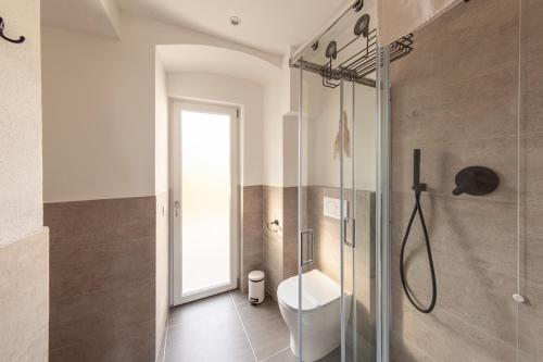 ein Bad mit einer Dusche und einem WC. in der Unterkunft Near Cinque Terre - Mountain Farmhouse with Pool in Tivegna