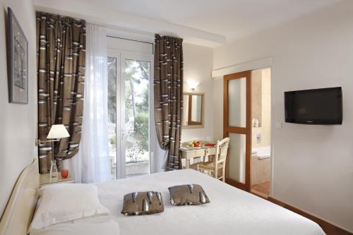 Un pat sau paturi într-o cameră la Grand Hotel Des Lecques; BW Signature Collection