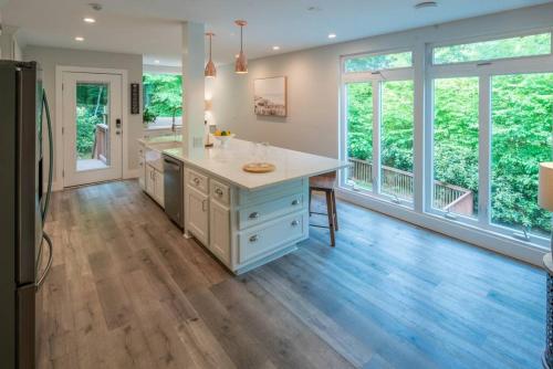 Η κουζίνα ή μικρή κουζίνα στο Hillside Hideaway- Container Home in Blowing Rock (4 miles from Appalachian Ski Mountain)