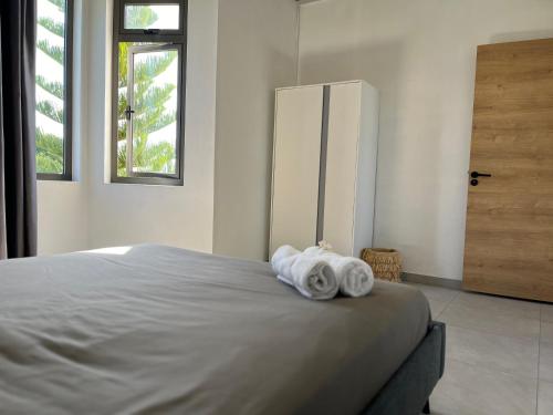 a bedroom with a bed with towels on it at Cosy Apartment in Pereybere - Season Break in Pereybere