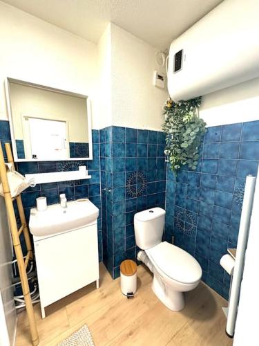une salle de bain avec toilettes, lavabo et miroir dans l'établissement Studio dernier étage vue mer Clim et Wifi, à Saint-Mandrier-sur-Mer
