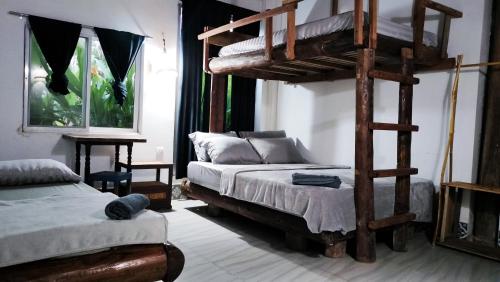Urban Farmhouse في سيام ريب: غرفة نوم بسريرين بطابقين وسرير