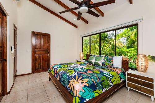 Postel nebo postele na pokoji v ubytování Pacific Garden Villas # 6 REEL PARADISE