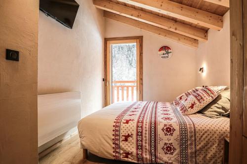 a bedroom with a bed and a window at Alpen Chalet in Morzine