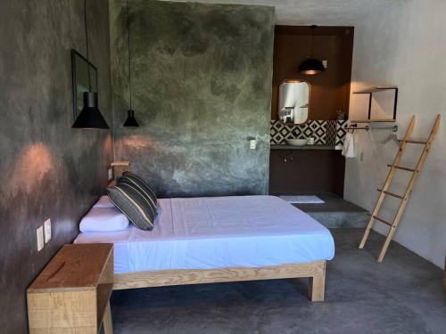 um quarto com uma cama, uma secretária e uma escada em Depto Sayula HoMe con alberca 6 em Sayulita