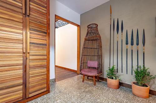 a hallway with a wooden door and a chair and plants at Hotel Casa do Bispo in Manaus