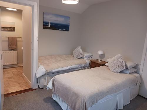 a room with two beds in a room at Airbnb Guesthouse in Athlone
