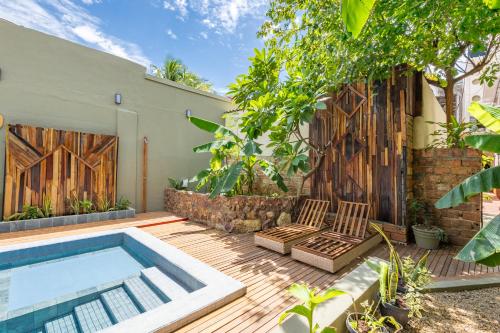 a backyard with a swimming pool and a wooden deck at Hotel Casa do Bispo in Manaus