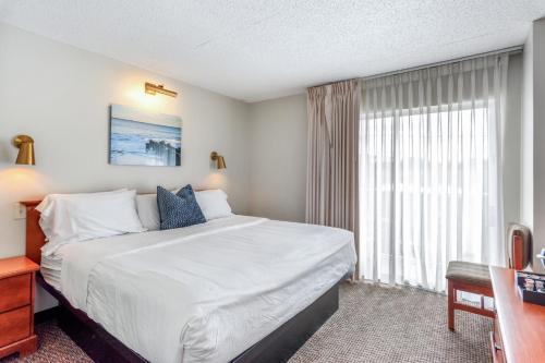 um quarto de hotel com uma cama grande e uma janela em Cape Suites Room 5 -Free Parking! Hotel Room em Rehoboth Beach
