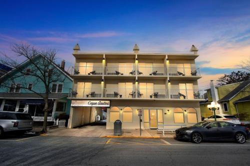 un edificio con un coche aparcado delante de él en Cape Suites Room 8 - Free Parking! Hotel Room, en Rehoboth Beach