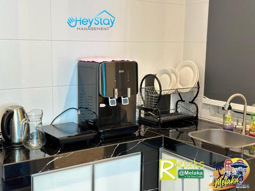 Kuchyň nebo kuchyňský kout v ubytování TheWave Residence By Heystay Management