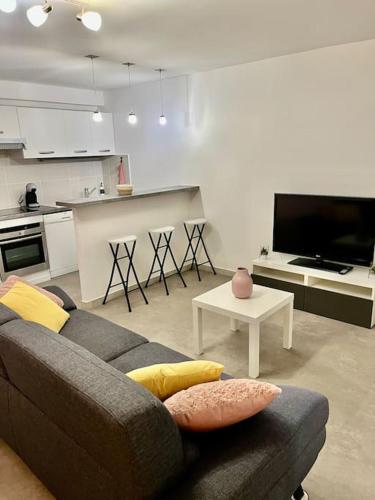 un soggiorno con divano e una cucina di Cosy Appartement Noisy-le-Sec a Noisy-le-Sec