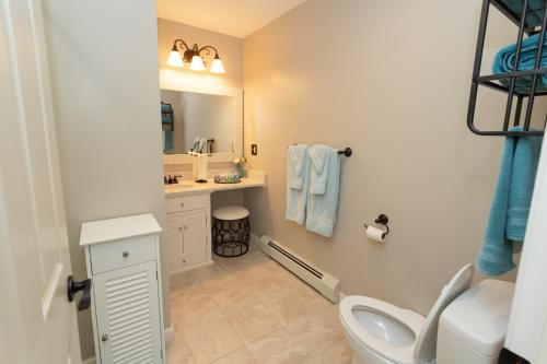 Un baño de 14mi to Mt. Snow! Arcade, Private Suite, King Bed!
