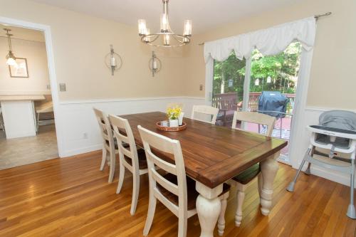 Zona de estar de 14mi to Mt. Snow! Arcade, Private Suite, King Bed!