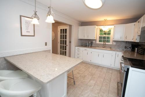 Una cocina o zona de cocina en 14mi to Mt. Snow! Arcade, Private Suite, King Bed!