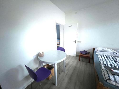 a room with a table and chairs and a bed at Ferienwohnung EbbeFlutMeer in Husum