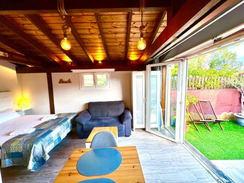 Posteľ alebo postele v izbe v ubytovaní 3 Casita-Estudio con Jardín en la playa
