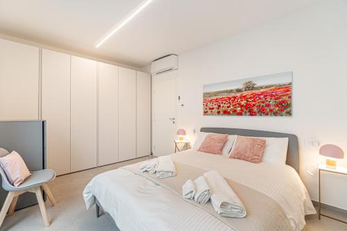 a bedroom with a bed and a painting on the wall at Urban Garden by Blue Velvet Livings in Milan