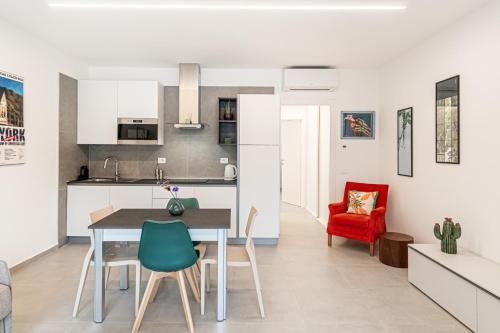 Urban Garden Lofts by Blue Velvet Livingsにあるキッチンまたは簡易キッチン