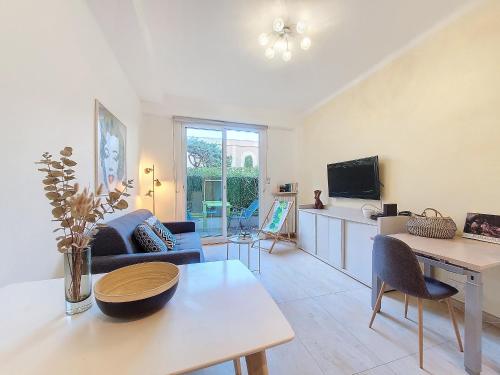 un salon avec un canapé et une table dans l'établissement Nestor&Jeeves - MARYLIN - Central - Very close sea, à Nice