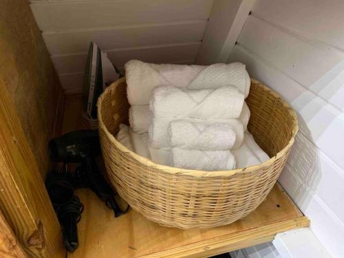 una cesta con toallas en una habitación en Cashaw Cabin - Private A-frame Treasure Beach, en Treasure Beach