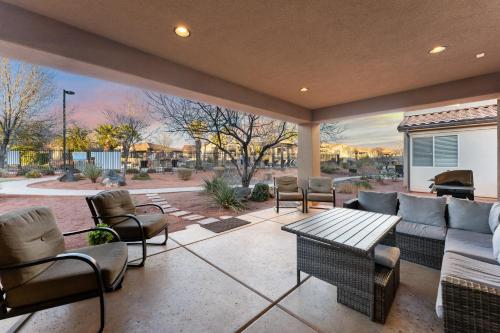 eine Terrasse mit Sofa, Stühlen und einem Tisch in der Unterkunft Splash Zone #34 home in Santa Clara