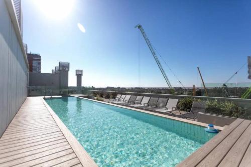 uma piscina no telhado de um edifício em Apart de categoría con amenities y estacionamiento em Buenos Aires