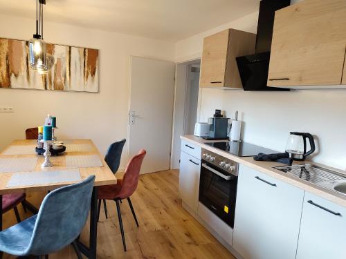 eine Küche mit einem Tisch und einem Esszimmer in der Unterkunft Apartment Artista in Weitensfeld