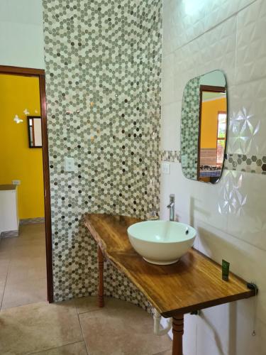 La salle de bains est pourvue d'un lavabo sur une table en bois. dans l'établissement Casapreciosa-LasLajas, à Las Lajas