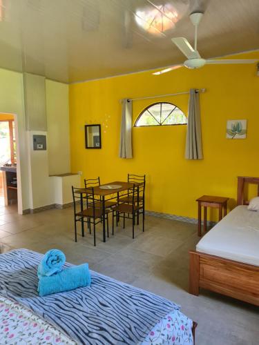 - une chambre avec un lit, une table et des chaises dans l'établissement Casapreciosa-LasLajas, à Las Lajas