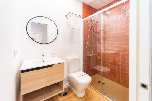 a bathroom with a toilet and a shower and a sink at Casa San Mateo in Córdoba