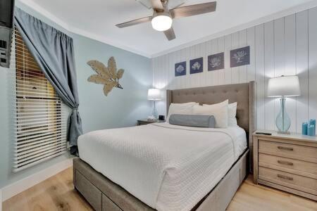 Un pat sau paturi într-o cameră la Oceans Pointe Nantucket inspired condo on the bay