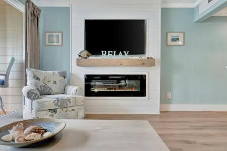 Μια τηλεόραση ή/και κέντρο ψυχαγωγίας στο Oceans Pointe Nantucket inspired condo on the bay