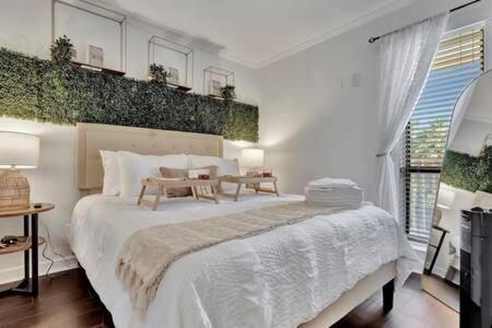 Postel nebo postele na pokoji v ubytování The Hemingway subtropical luxury on the Tampa Bay