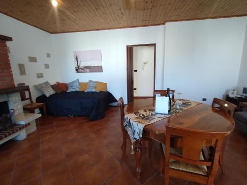 - un salon avec un canapé et une table dans l'établissement La Casa Veneta - Hostel, à Muggia