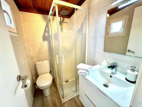W łazience znajduje się toaleta, umywalka i prysznic. w obiekcie 4 Estudio-Solárium Gran Alacant w mieście Puerto Marino