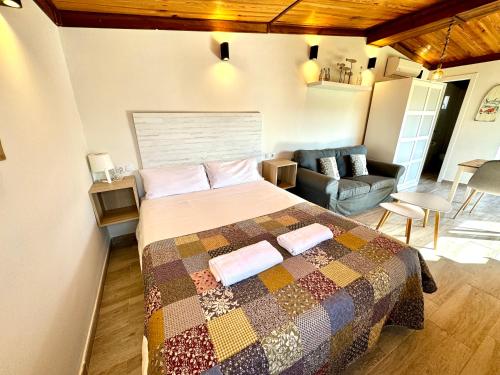 ein Schlafzimmer mit einem Bett und ein Wohnzimmer in der Unterkunft 4 Estudio-Solárium Gran Alacant in Puerto Marino