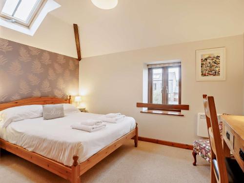 a bedroom with a bed with white sheets and a window at 2 Bed in Launceston BRDEX in Launceston