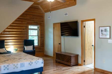 Llit o llits en una habitació de Cozy 2 Bedroom Cabin Nestled in Wooded Hideaway