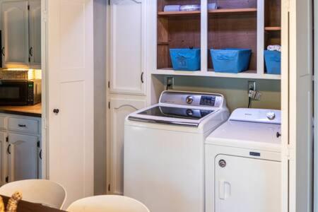 uma cozinha com fogão e armários com cadeiras em Cozy 2 Bedroom Cabin Nestled in Wooded Hideaway em Monterey