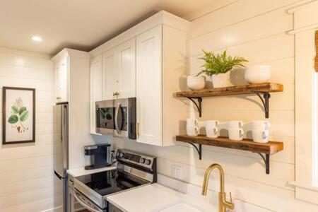 Η κουζίνα ή μικρή κουζίνα στο Downtown Luxury Farmhouse Apartment #2